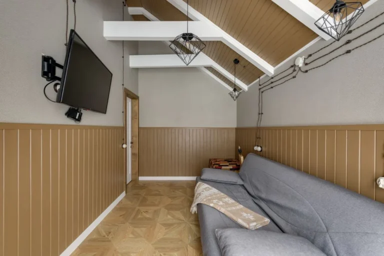 Como decorar uma sala pequena e estreita sem perder funcionalidade?